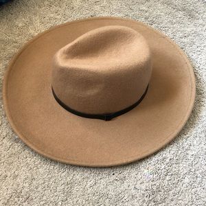 Wide brim beige felt hat with leather trim ✨